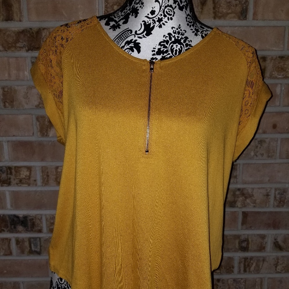 Brand new, tags off scoop neck top.